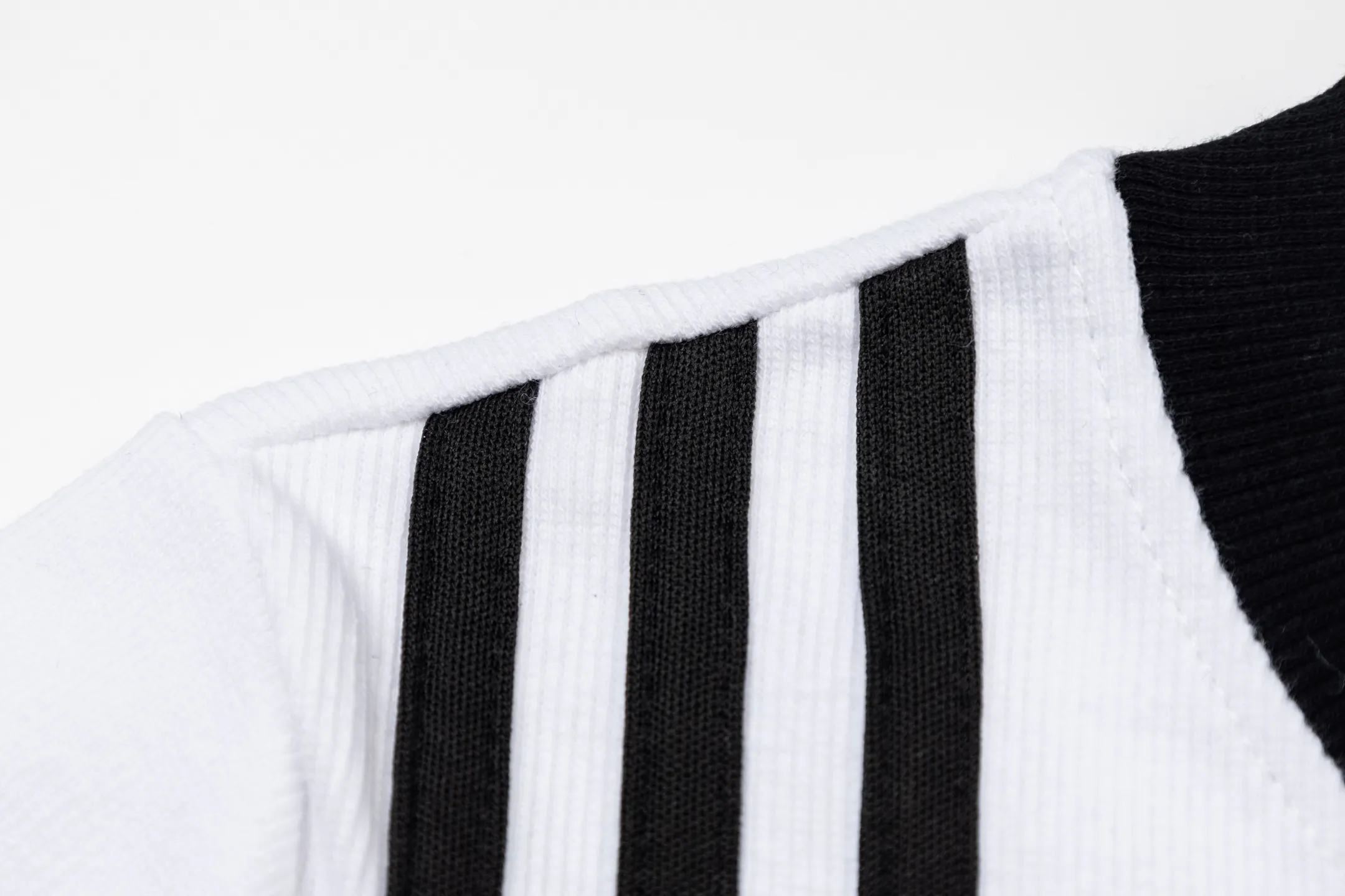 adidas clover slim short-sleeved T-shirt Classic White with Black three stripes, simple and recognizable✨. The knitted fabric is Breathable and skin-friendly, making it super comfortable to wear in spring and summer! The short slim fit easily shows off your body curves, and the round neck design is Versatile, suitable for daily leisure or sports. Pair it with a high-waisted skirt and jeans to easily achieve a cool or retro sporty look. It is a must-have and practical item in your wardrobe! Style number: A 178# Color: White Pink Size: M L XL XXL